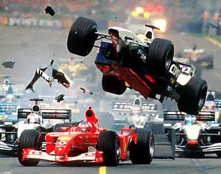 The start. R. Schumacher hits Barrichello and takes off.