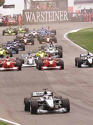 The start. Hakkinen gets away with M. Schumacher chasing him. Barrichello goes ahead of Coulthard.