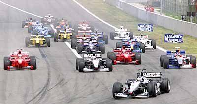 The start. The two McLaren get ahead and Villeneuve puts himslef in front of the Ferrari