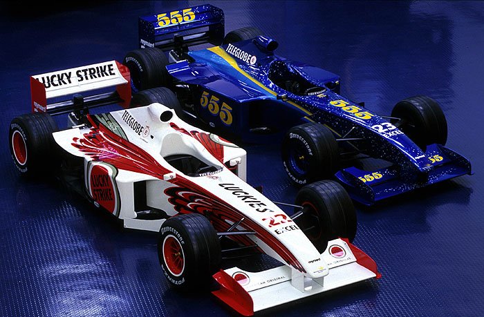 The two liveries of the BAR cars